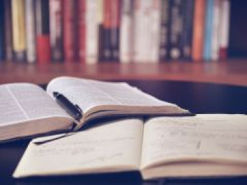 Animación a la lectura: clubes de lectura, cuentacuentos, presentación de libros, visitas escolares